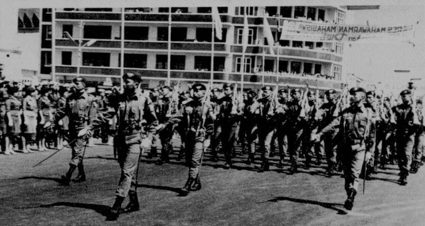 Devile Pasukan Resimen Mahasiswa Mahawarman Batalyon I ITB sepanjang jalan Asia- Afrika menuju alun-alun kota Bandung pada tahun 1965